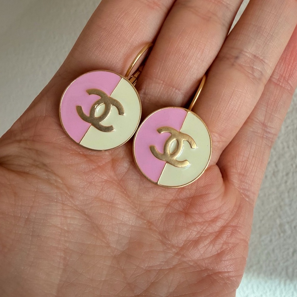 💖CHANEL Pink and White CC Round Drop Earrings with Gold-Tone Logo🤍 - Picture 6 of 12